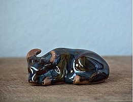 Спящий бык. Чайная фигурка из глины, темно-зеленая глазурь