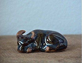 Спящий бык. Чайная фигурка из глины, темно-зеленая глазурь
