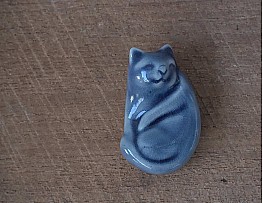 Чайная фигурка “Спящая кошка”, синяя глазурь