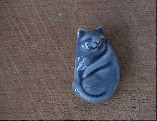 Чайная фигурка “Спящая кошка”, синяя глазурь