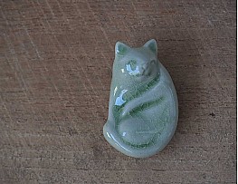 Чайная фигурка “Спящая кошка”, зеленая глазурь