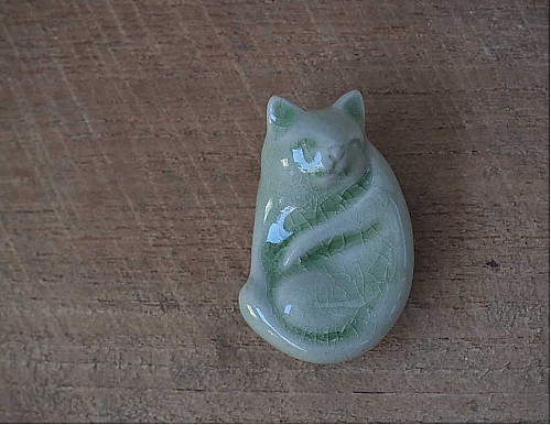 Чайная фигурка “Спящая кошка”, зеленая глазурь