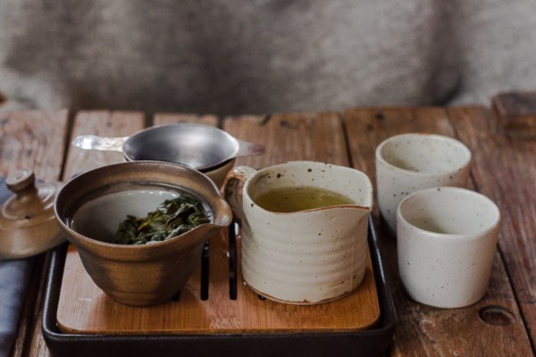 Brewing oolong tea